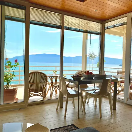 Eka Luxury Beachfront شقة فلورا