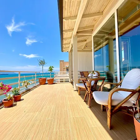شقة Eka Luxury Beachfront فلورا