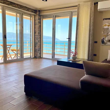 Eka Luxury Beachfront Apartments Lejlighed